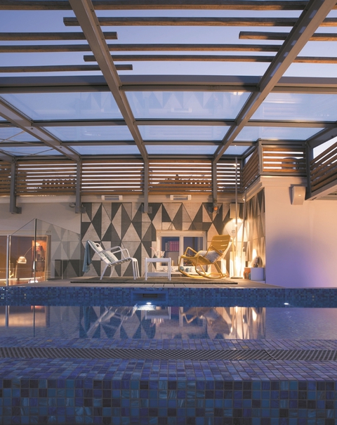 A DRINK AT THE POOLSIDE